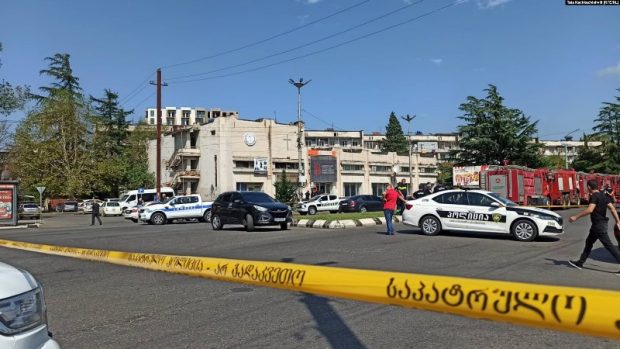 Un bărbat înarmat a luat 12 ostatici într-o bancă din Georgia și a cerut două milioane de dolari ca să-i elibereze