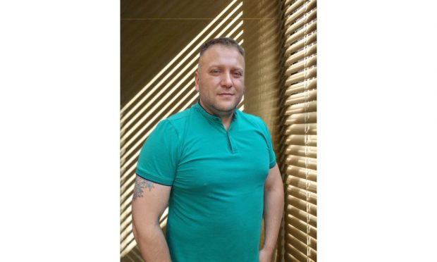 Alin Dragu, artistul român care a dat lovitura pe piața internațională! Melodia “Dance, dance” a intrat în cele mai tari topuri muzicale