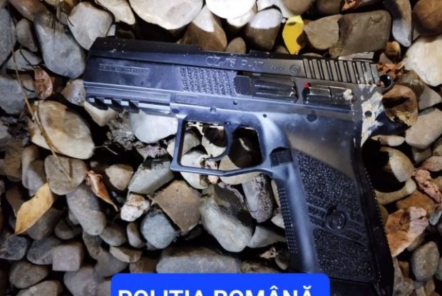Tânăr de 20 de ani din Botoșani, cercetat după ce a tras cu pistolul cu are comprimat asupra unui grup de tineri