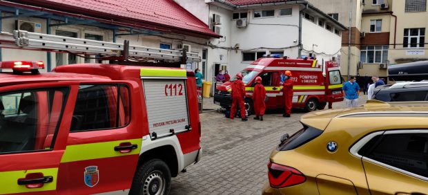 O tânără de 18 ani a murit după ce a căzut de la etajul unui bloc din Cluj