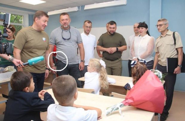 Un deputat rus i-a vizitat elevii de clasa I dintr-o școală din Mariupol cu un pistol la brâu
