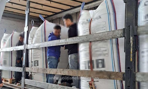 72 de migranți ascunși în TIR-uri, depistați în ultimele 24 de ore, la frontiera cu Ungaria. Erau ascunși printre saci cu fructe și alte bunuri