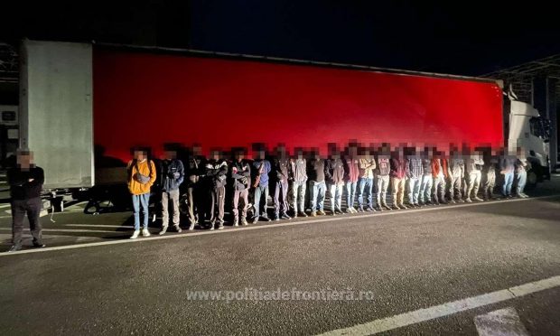 Două TIR-uri, încărcate cu profile de aluminiu şi metal, oprite la frontiera cu Ungaria. 26 de cetățeni străini depistaţi ascunşi