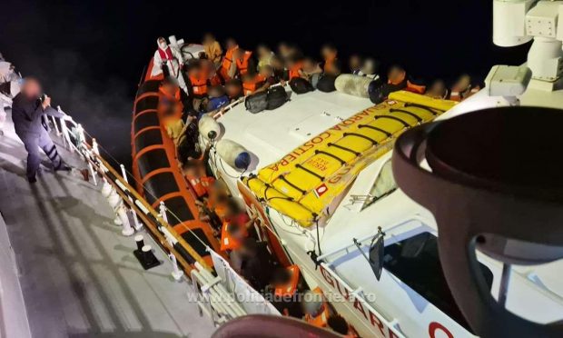 147 de oameni de pe un iaht avariat, salvați din largul Mediteranei de Garda de Costă Constanța