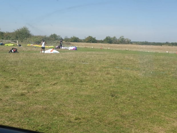 Incident la un concurs de zbor cu parapanta la Cisnădie. O sportivă din Serbia, rănită, după ce a căzut de la 15 metri înălțime