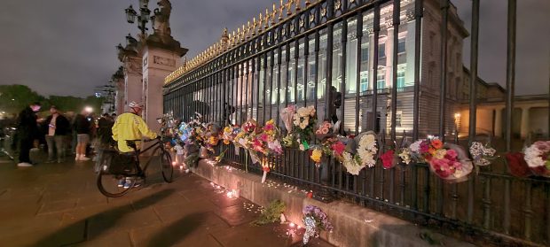 Corespondență Libertatea de la Palatului Buckingham. Oamenii care au imigrat în Anglia aduc flori și bilete pe care scriu: ”Îți mulțumesc că m-ai primit în regatul tău”