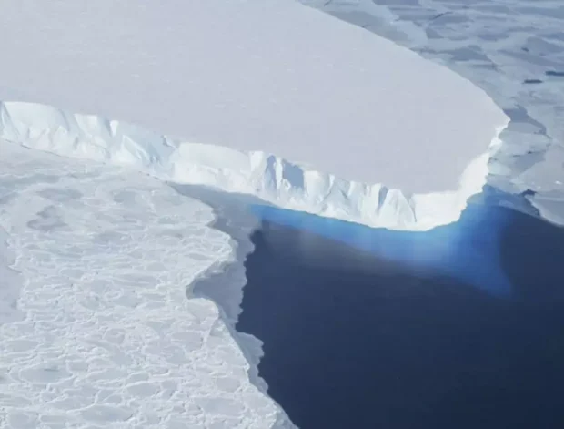 Un ghețar din Groenlanda influentează mareele oceanice și accelerează creșterea nivelului mării