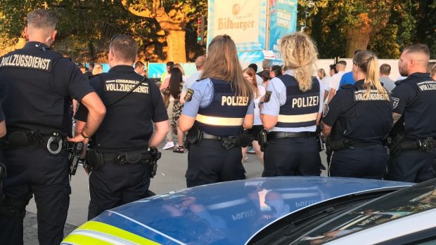 Un bărbat nu a fost admis în poliția germană din cauza tatuajului de pe spate. Ce avea  scris pe piele