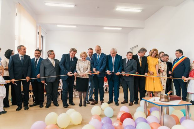 Aglomeraţie de politicieni la inaugurea grădiniţei din comuna Crasna. Câţi politicieni s-au înghesuit să taie panglica
