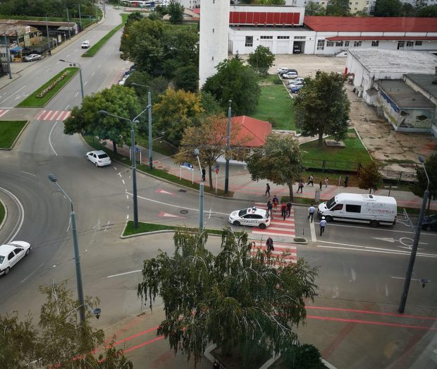 O mașină de poliție a lovit o fetiță pe o trecere de pietoni în Vaslui. Martorii spun că polițistul era atent la telefon