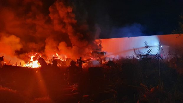 Incendiu puternic lângă Capitală. Arde un depozit de mase plastice din Pantelimon