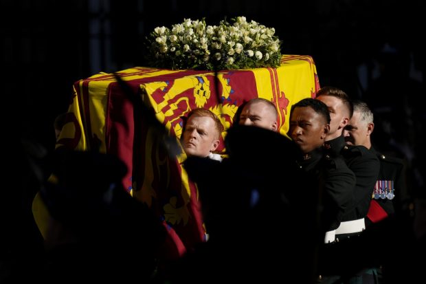 Sicriul Reginei Elisabeta a II-a a plecat spre Londra. Va rămâne peste noapte la Palatul Buckingham