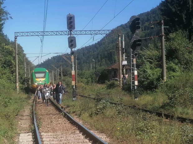 FOTO Călătorii unui tren Brașov-București, la pas pe calea ferată, după o defecțiune. „Nu mai trăgea la deal”