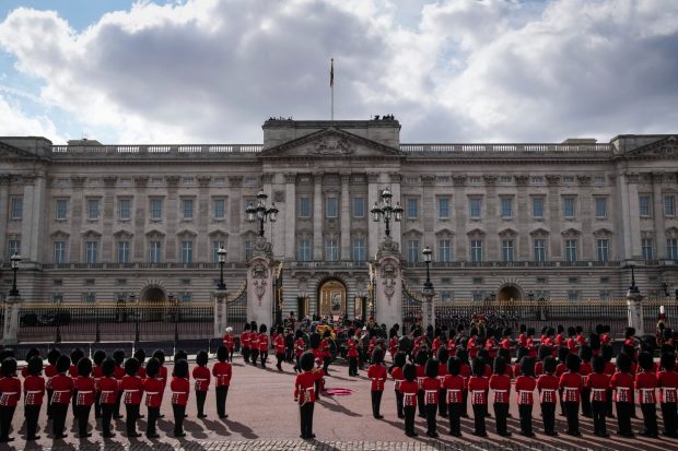 ÎN DIRECT: Sicriul reginei Elisabeta a II-a a ajuns la Palatul Westminster Hall. Familia Regală participă la procesiunea istorică