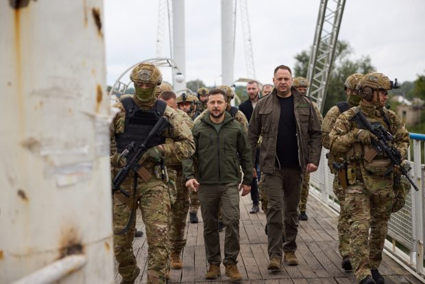 Volodimir Zelenski, vizită surpriză în Izium, oraș proaspăt eliberat: „Priveliștea este foarte șocantă, dar nu și pentru mine”