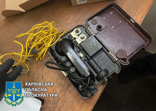 O nouă cameră de tortură, descoperită în Harkov, în beciul unei clădiri a poliției separatiștilor. Civilii, curentați cu un aparat special