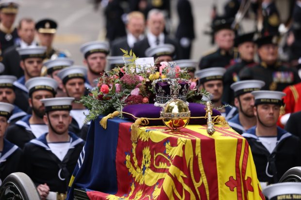 Ce scrie pe biletul pus pe sicriul reginei Elisabeta a II-a. Mesajul, semnat de regele Charles al III-lea