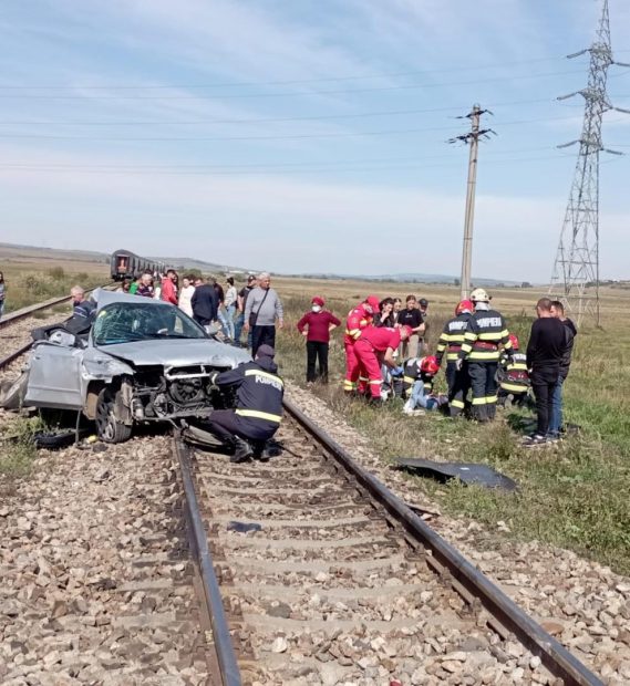 Accident feroviar în Vaslui. Două surori, rănite grav după ce mașina în care se aflau a fost lovită de tren