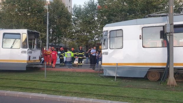 Două tramvaie s-au ciocnit în Bucureşti. Trei persoane au avut nevoie de îngrijiri medicale