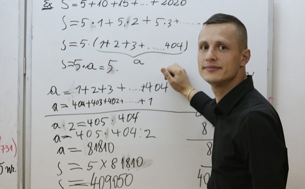 Profesorul de matematică care nu lasă pe nimeni în urmă. „Dacă un elev are tricou de 200 de lei și altul de 25, nu trebuie să te comporți diferit”