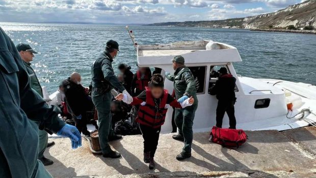 O navă cu 38 de migranți ce se îndrepta spre România a rămas fără combustibil în Marea Neagră. Salvați de Paza de Coastă bulgară