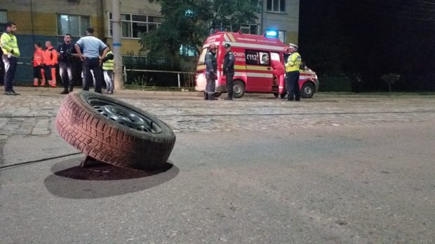 Un băiat de 16 ani a murit, după ce sora lui de 17 ani a intrat cu maşina într-un stâlp, în Brăila