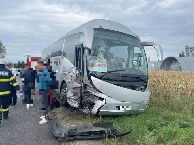 Accident între un autocar și o autoutilitară pe E 85, la Orbeni. Două persoane au fost transportate la spital