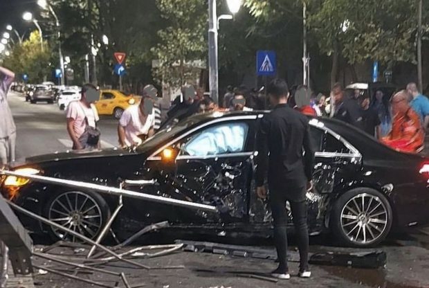 Un bărbat a murit după ce a intrat cu mașina într-un refugiu de tramvai, în București