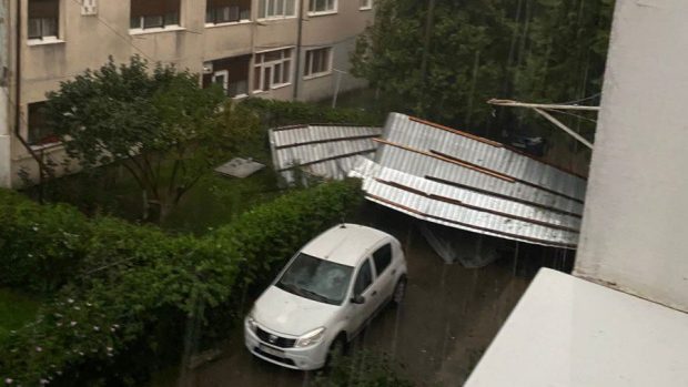 Acoperiș smuls de vânt, la Bacău, în timpul unei furtuni puternice