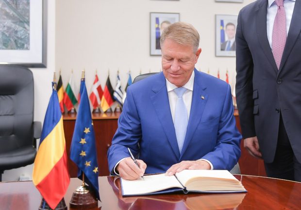 Klaus Iohannis a semnat demisia lui Sorin Cîmpeanu de la Educație și numirea lui Sebastian Burduja ca interimar