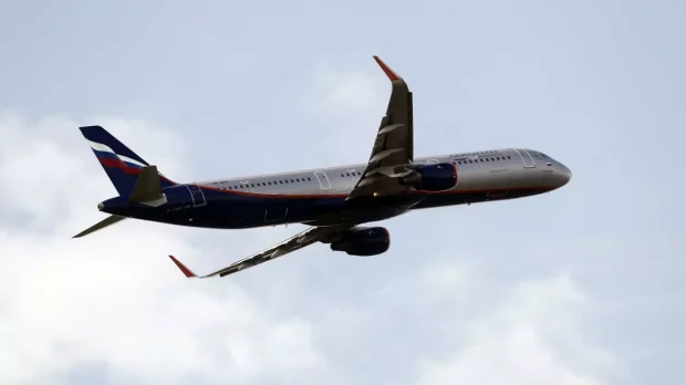 Uniunea Europeană va taxa suplimentar companiile aeriene pentru emisiile de carbon