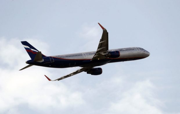Rușii caută să plece din țară: biletele de avion pentru zborurile în străinătate s-au epuizat. Un site spune unde se mai pot refugia rușii