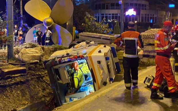 Ambulanță răsturnată în șanț, la Constanța. Șoferul, asistenta, un copil și mama lui, care erau duși la spital, au fost răniți | VIDEO