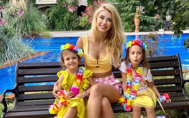 Imagine Stire De ce Andreea Bălan și-a retras fetele de la privat și le-a mutat în sistemul de învățământ de stat: „Ele sunt foarte fericite” | 2review.ro