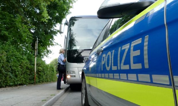 Autocar cu zece români pe banchete scos de pe șosea și amândoi șoferii arestați, în Austria