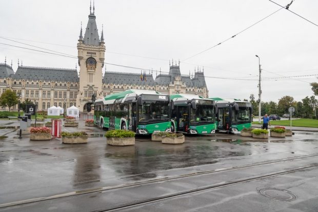 Primăria Iași a expus primele autobuze electrice din oraș, care nu pot fi încă scoase pe traseu. „Noi trebuie să aplaudăm normalitatea”