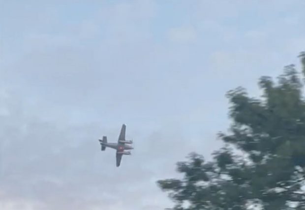 Pilotul unui avion de mici dimensiuni amenință că va prăbuși aparatul de zbor peste un supermarket din Mississippi
