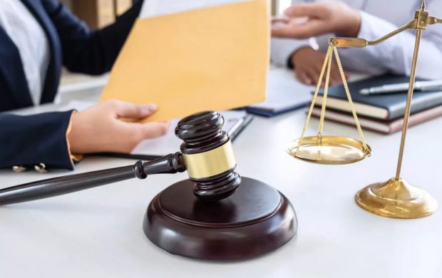 Avocat, bătut de concubinul clientei sale, o femeie care practicase prostituția