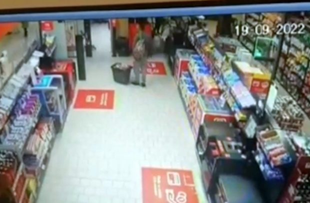 Bărbat cercetat pentru furt, după ce a umplut un coş cu alimente de sute de lei. Ce metodă inedită a folosit | VIDEO