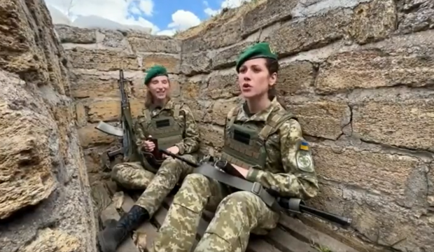 Cum sună celebra melodie „Bella Ciao” cântată în tranșee, de femeile soldat din armata ucraineană