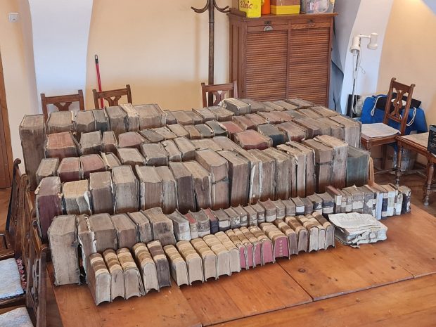 Documente și cărți vechi de 1.200 de ani, descoperite în podul unei biserici din Mediaș. Povestea seamănă cu Indiana Jones
