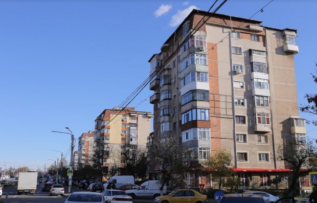 Blocurile reabilitate prin PNRR vor beneficia şi de panouri fotovoltaice pentru curentul de pe casa scării