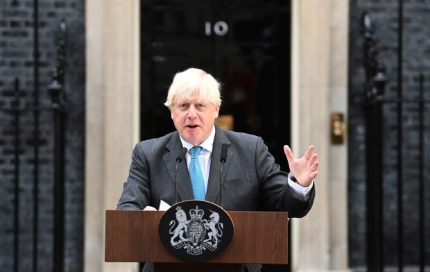 „S-a terminat, prieteni”. Boris Johnson demisionează îngropat de scandaluri, dar se compară cu „o rachetă care și-a făcut treaba”