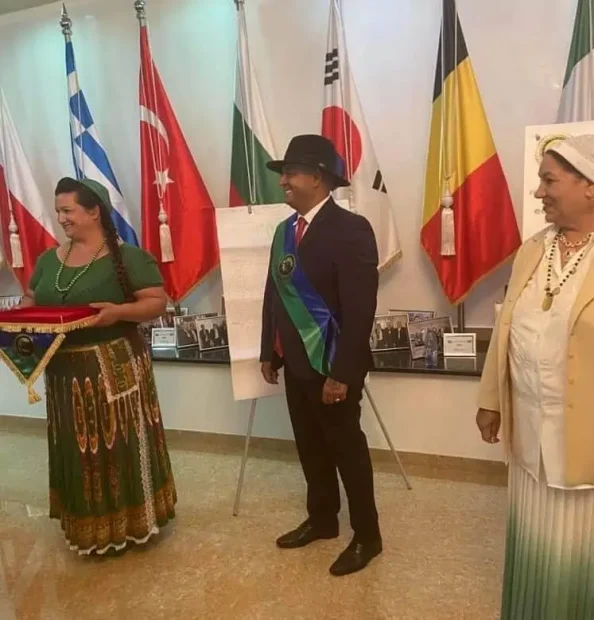 FOTO VIDEO: Om de afaceri de etnie romă din Alba Iulia, învestit JUDECĂTOR la Curtea Supremă de Justiție Internațională a Romilor