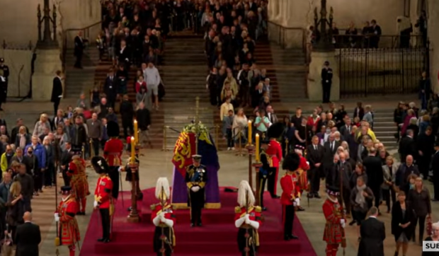 Moment solemn: regele Charles al III-lea și frații săi, la catafalcul reginei | VIDEO
