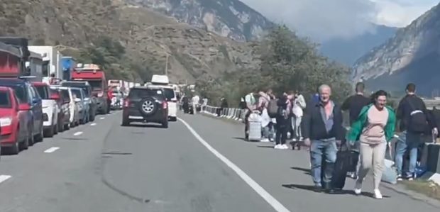 Ruşii au format cozi la graniţă pentru a trece în Georgia