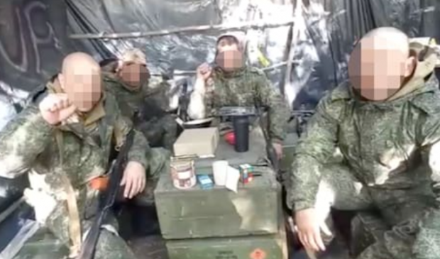 „Totul este grozav aici”. Clipuri cu deținuți ruși eliberați să lupte în Ucraina care își cheamă colegii de celulă la război