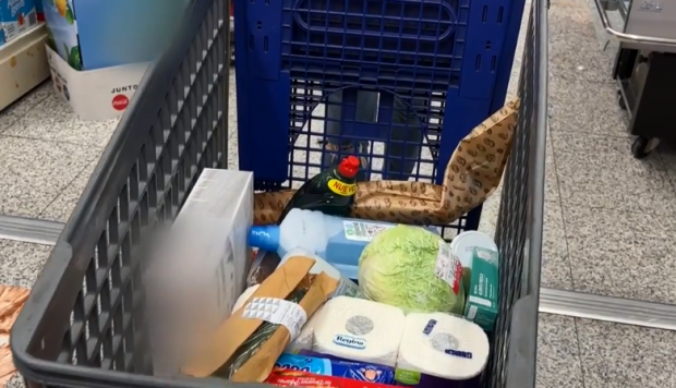 Carrefour Spania îngheață prețurile pentru 30 de produse de bază. Hârtie igienică și suc – da, lapte și ouă – nu!