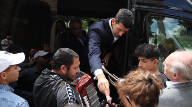 Novak Djokovici a dat dedicații și a împărțit bani lăutarilor, la nunta fratelui său