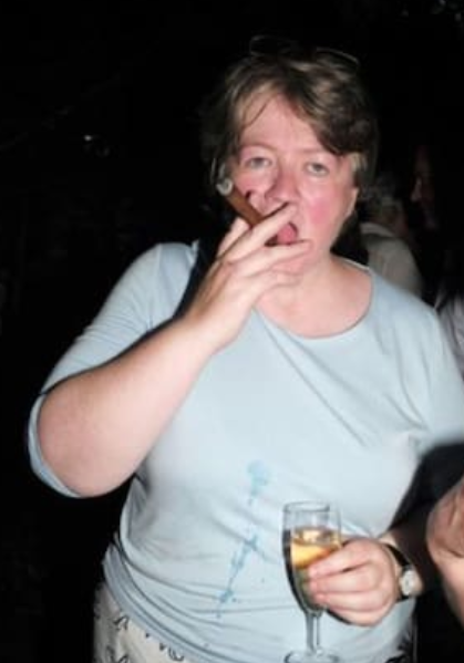 Polemică în Marea Britanie, după ce noua ministră a sănătății a fost filmată când bea și fumează